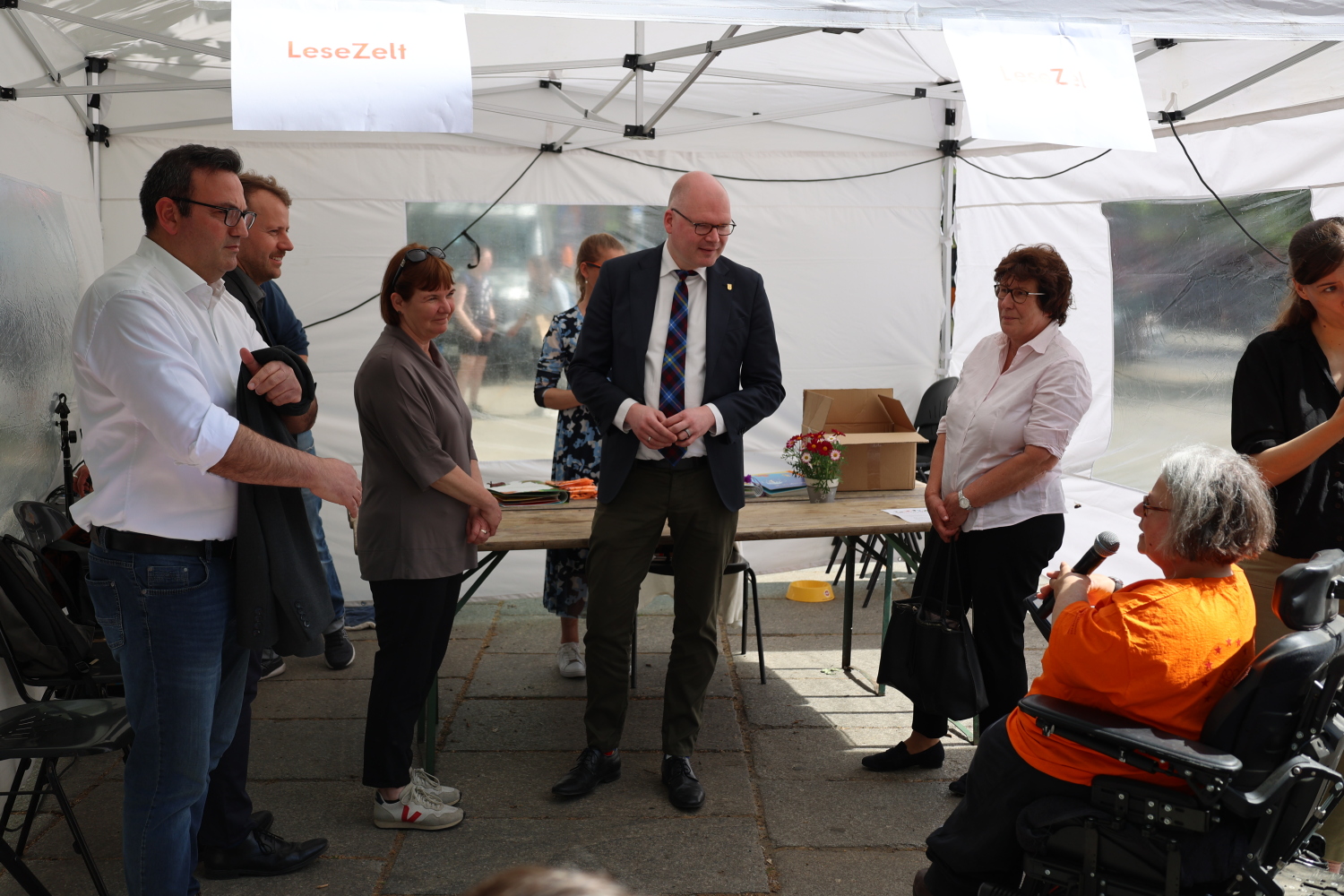 Frau Moritz, die Beauftragte für Menschen mit Behinderungen, erklärt der Bezirksbürgermeisterin, Bezirksstadträtin und den Bezirksstadträte ihre nächste Aufgabe