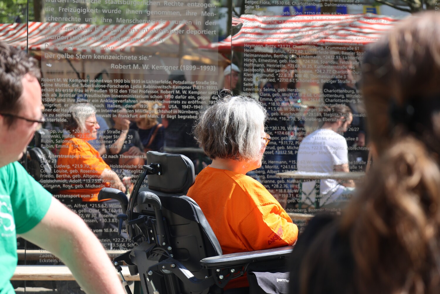 Frau Moritz, die Beauftragte für Menschen mit Behinderungen, vor der Spiegelwand