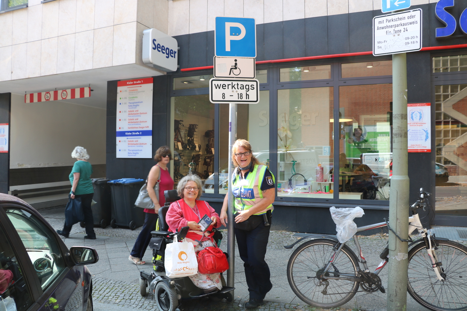 Frau Helbig und Frau Moritz an einem Parkschild