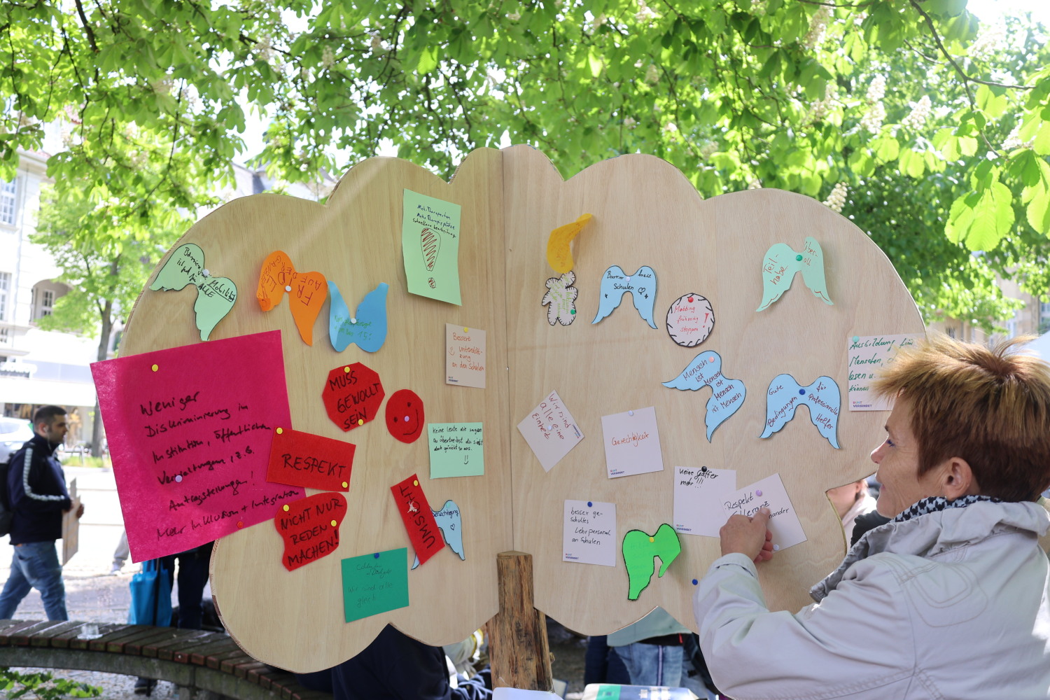 Unser Inklusionsbaum ist nun das 3. Jahr dabei und erhält von der SBV des Bezirksamtes eine weitere Blüte
