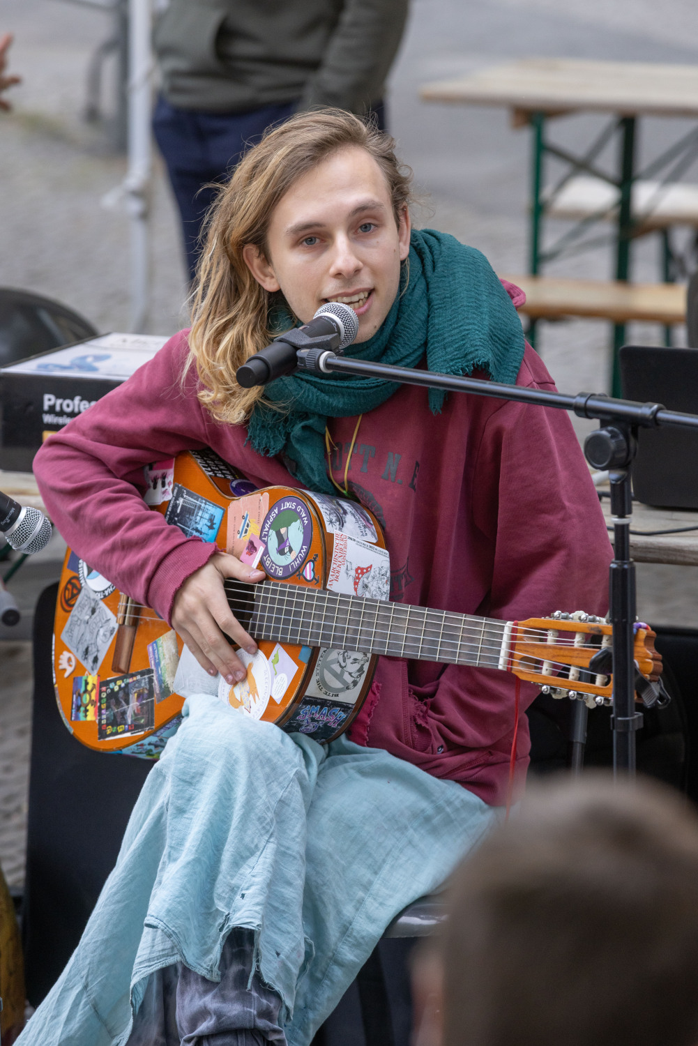 Musiker*in Ponyo Elfenpunk spielt Gitarre und singt.