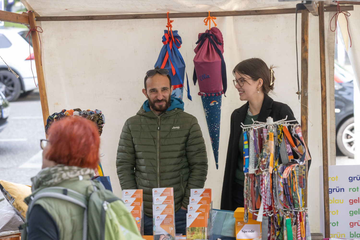 Infostand der Reha-Steglitz gGmbH. Am Stand informieren zwei Personen. An der Rückwand hängen 2 Schultüten.