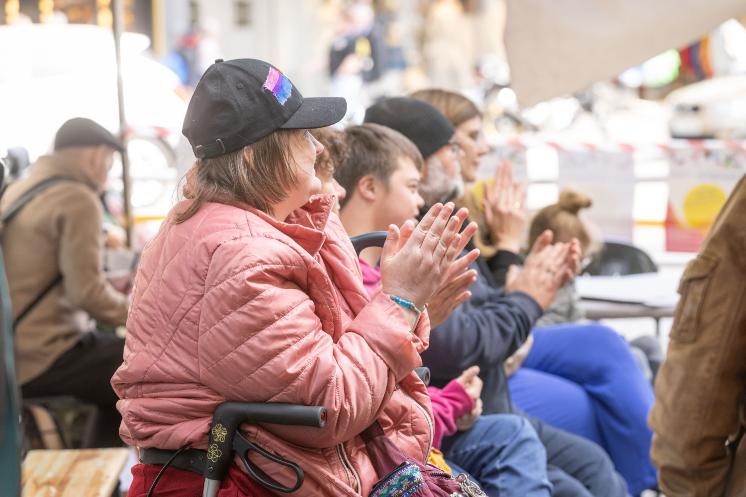Verschiedene klatschende Zuschauer lauschen dem Programm.