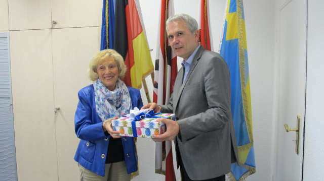 Paketübergabe an Bezirkstadtrat Mückisch