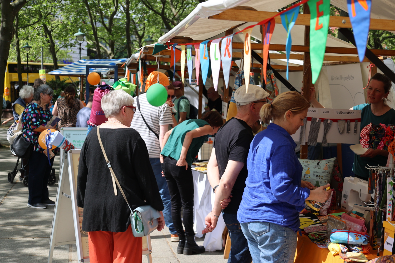 Viele Menschen interessierten sich für die verschiedenen Stände