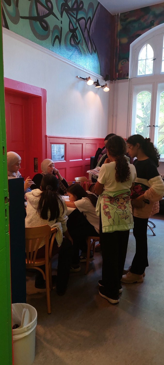 Das arabische Tor e.V. bietet Hennamalerei für die Besuchenden an