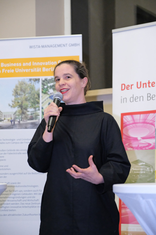 Dr. Dorothea Schöne begrüßt ihre Gäste im Kunsthaus Dahlem