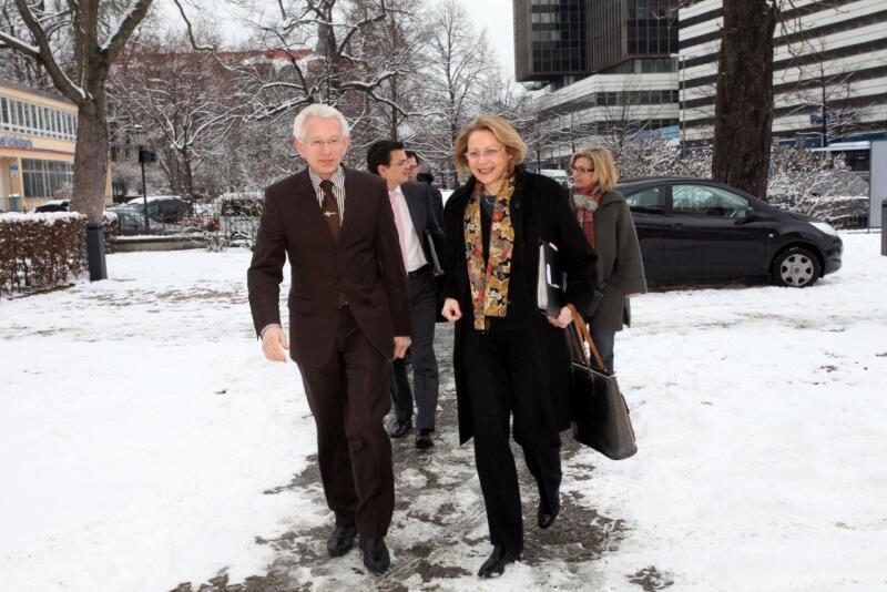 Bezirksbürgermeister Norbert Kopp und Senatorin Cornelia Yzer auf dem Weg ins Gutshaus Steglitz