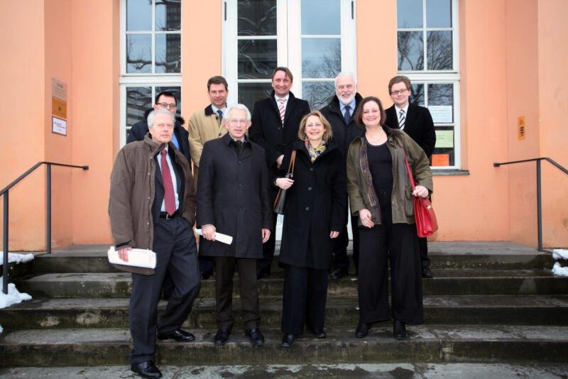 Gutshaus Steglitz, Sitz des Regionalmanagements Berlin Suedwest:h.l. - h.r: Thomas Herrmann, Gernot Mann, Michael Pawlik, Dieter Walther, Marc Pappert;v.l. - v.r. Dr. Reinhardt Baumgarten, Norbert Kopp, Cornelia Yzer, Dr. Ina Czyborra