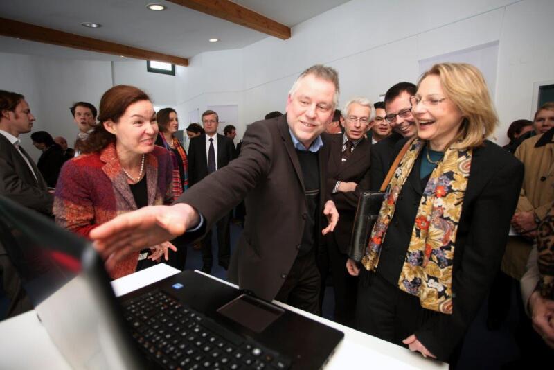 Test des körperlichen Stressfaktors der Senatorin am Stand der LMTB, Laser- und Medizin-Technologie GmbH Berlin, mit beruhigendem Ergebnis für Cornelia Yzer