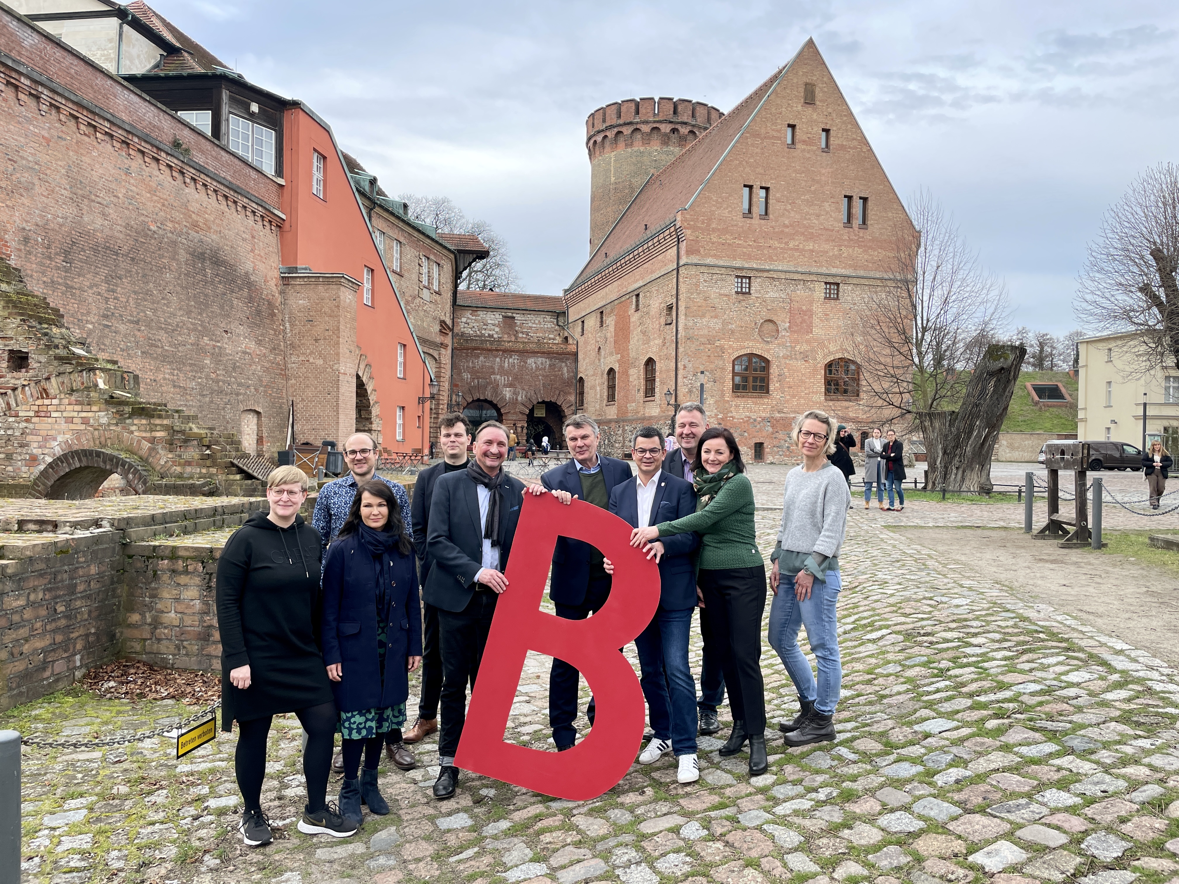 v.l.n.r. Sabine Holfeld (Lichtenberg), Christine Kretlow (Reinickendorf), Ferdinand Schnuchel (Treptow-Köpenick), Torben Rutz (Tempelhof-Schöneberg), Michael Pawlik (Steglitz-Zehlendorf), Burkhard Kieker (visitBerlin), Patrick Sellerie (Spandau), Christian George (Reinickendorf), Daniela Franzke (Pankow) und Katrin Nemak (Marzahn- Hellersdorf)