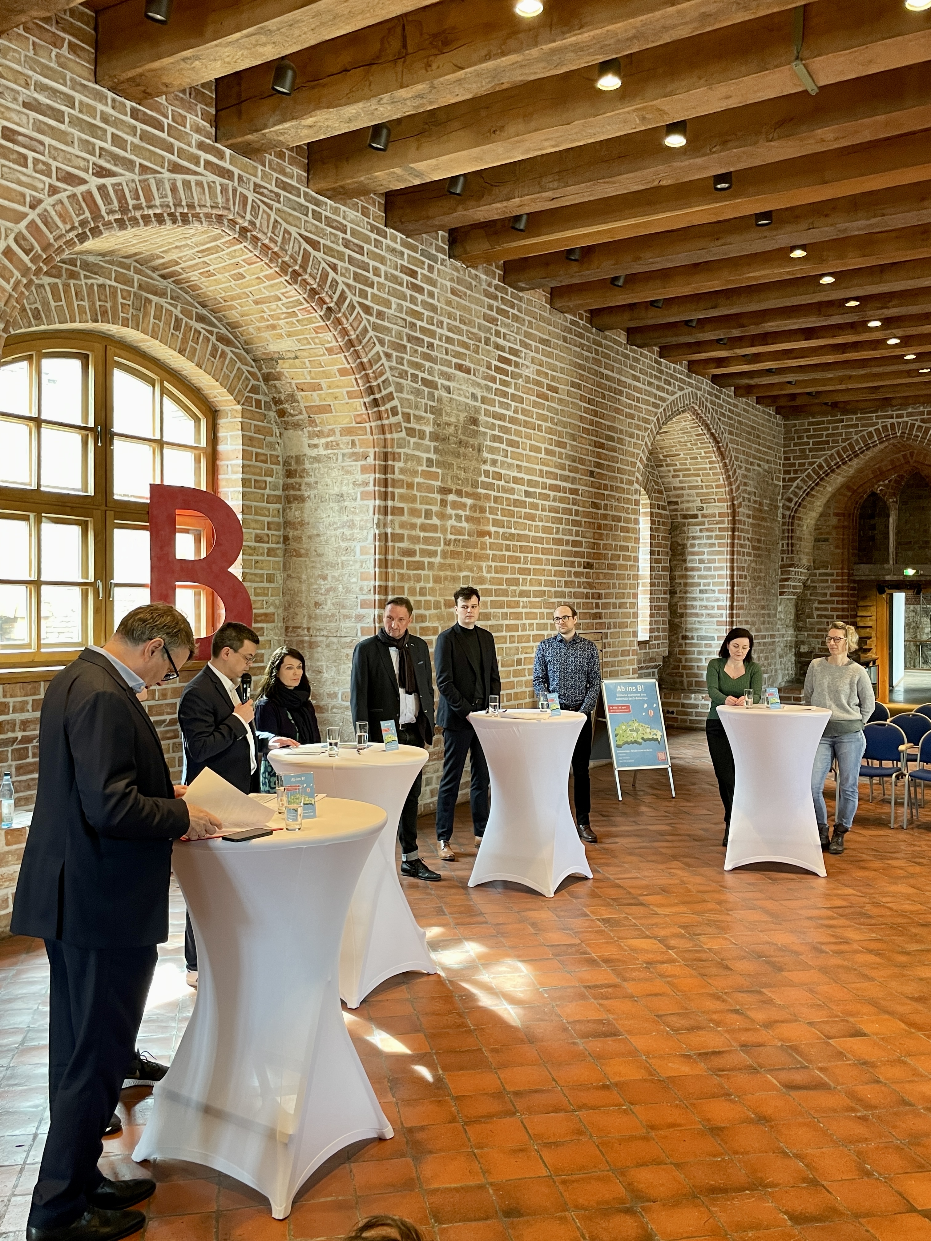 Auf dem Podium: Burkhard Kieker (visitBerlin), Sabine Holfeld (Lichtenberg), Patrick Sellerie (Spandau), Christine Kretlow (Reinickendorf), Michael Pawlik (Steglitz-Zehlendorf), Torben Rutz (Tempelhof-Schöneberg), Ferdinand Schnuchel (Treptow-Köpenick), Daniela Franzke (Pankow) und Katrin Nemak (Marzahn- Hellersdorf)
