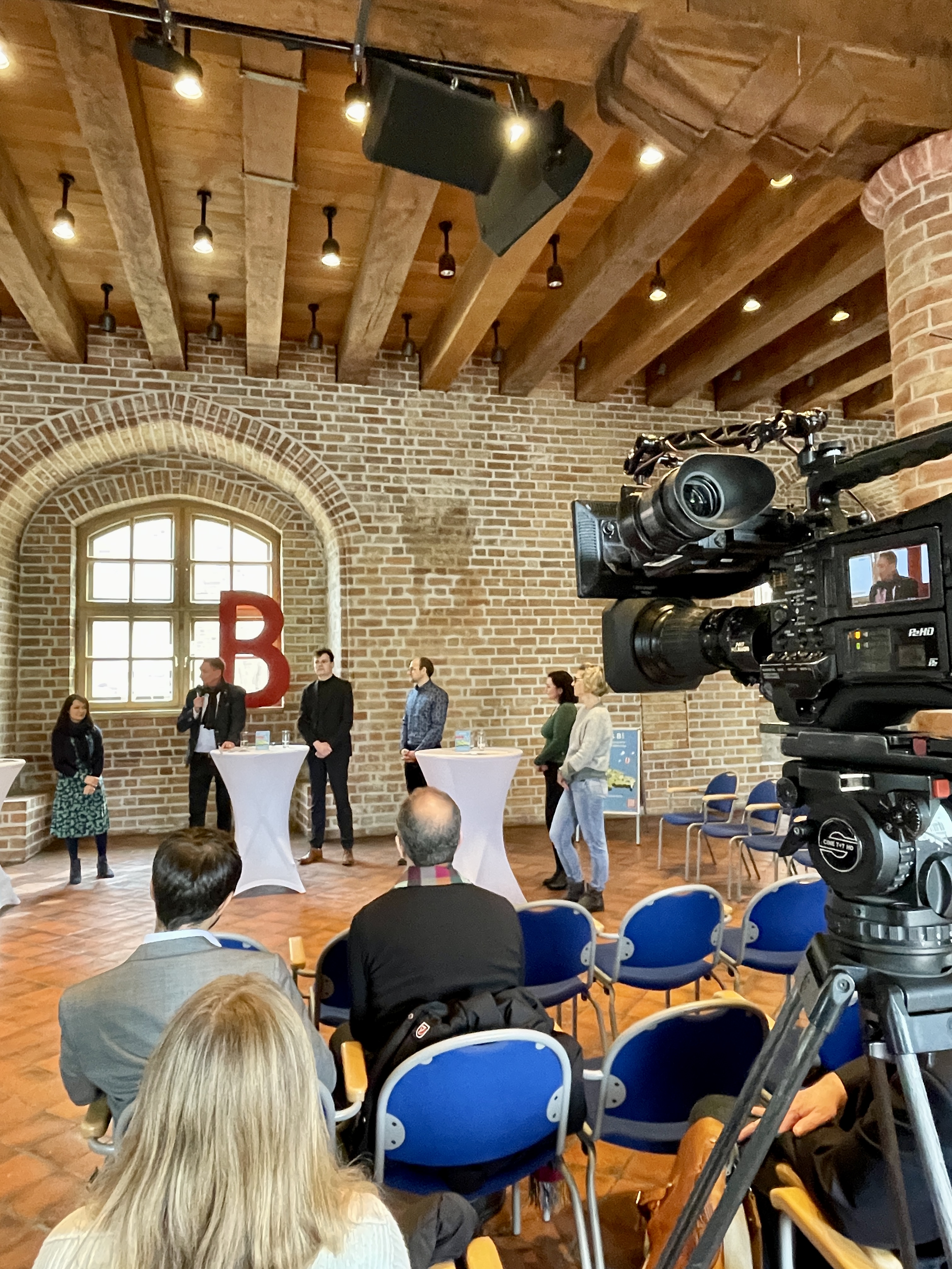 Podium mit Redner:innen