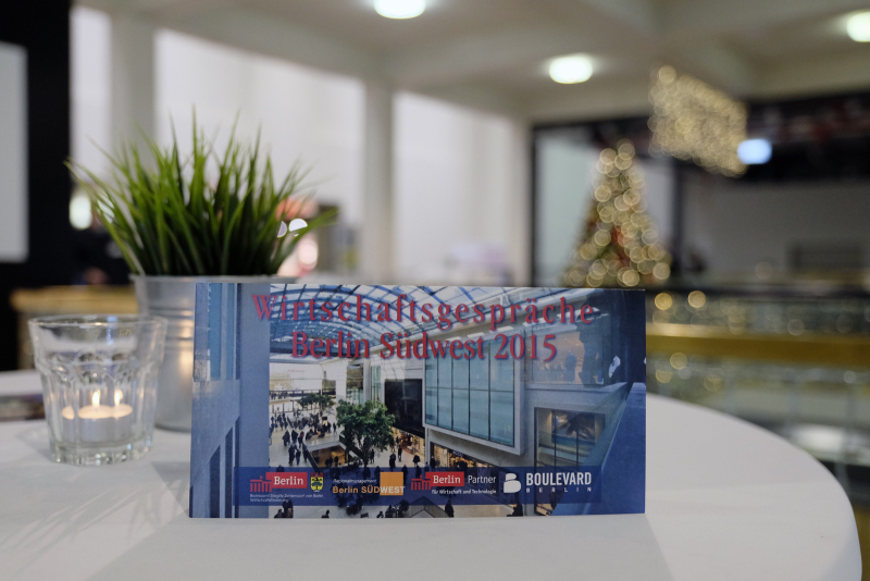 Wirtschaftsgespräche Berlin Südwest 2015 - Einladungskarte auf einem Stehtisch