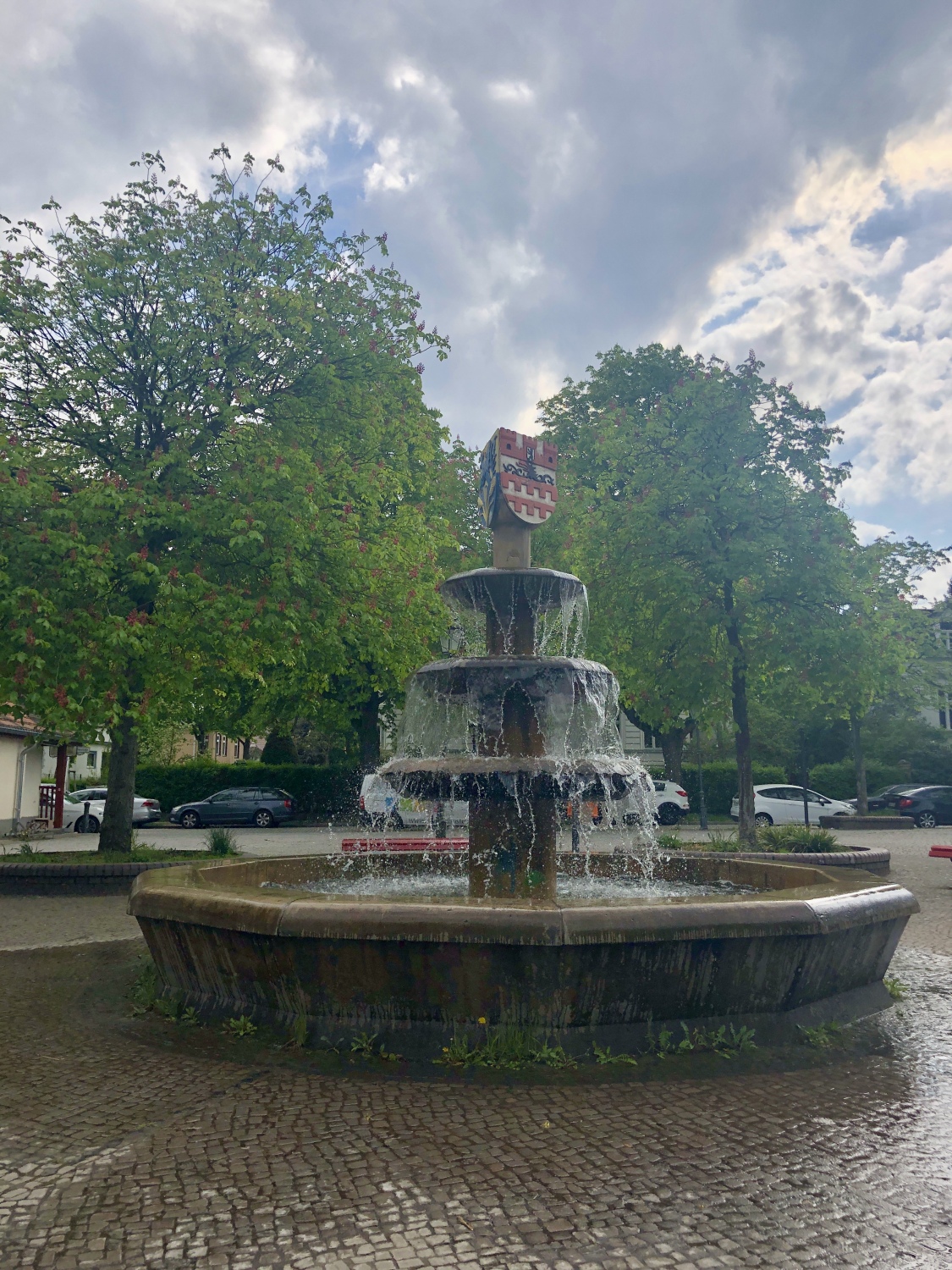 Brunnen mit Wappen am Ludwig-Beck-Platz