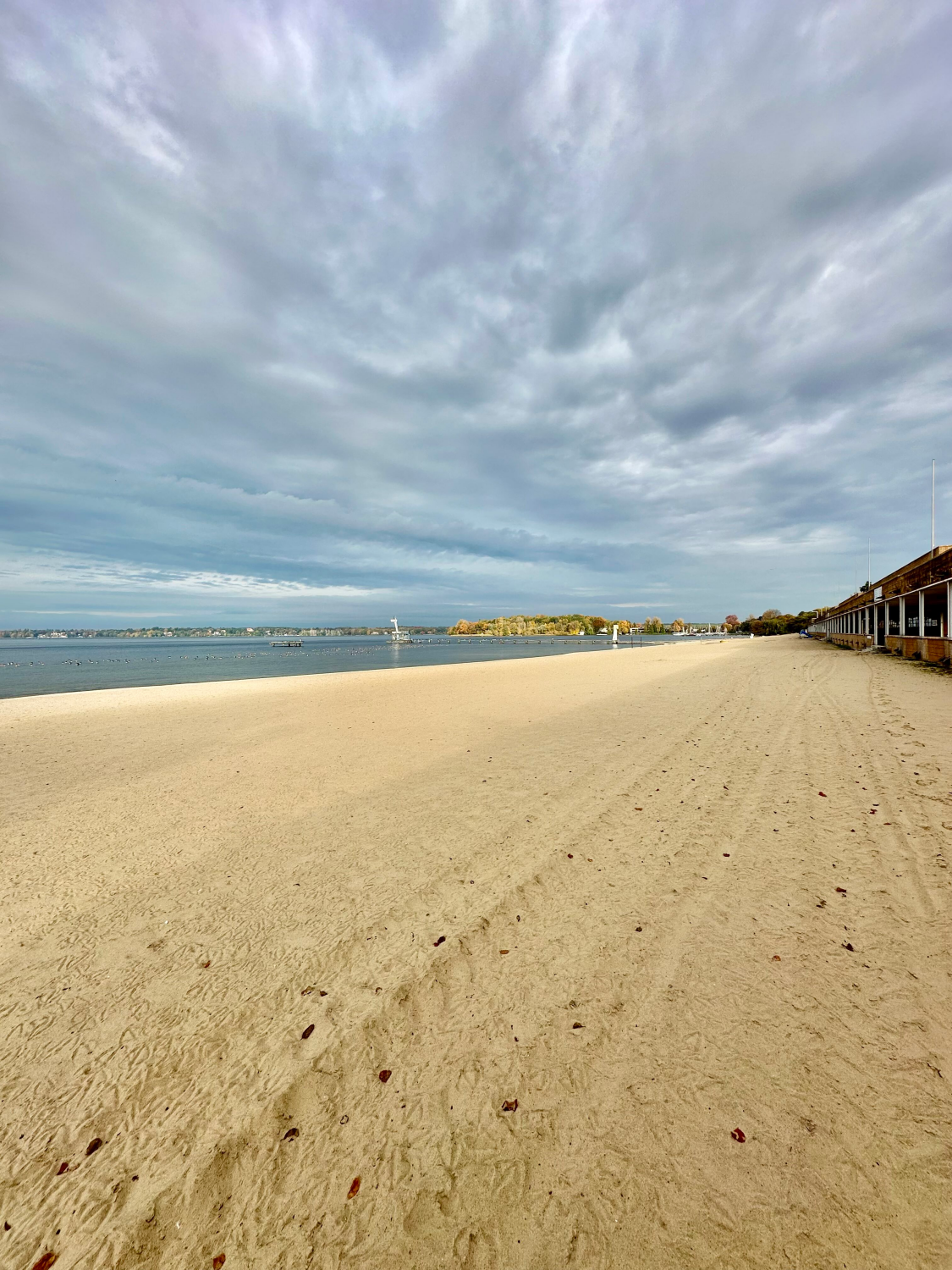Blick auf den weiten, leeren Sandstrand des Strandbad Wannsee