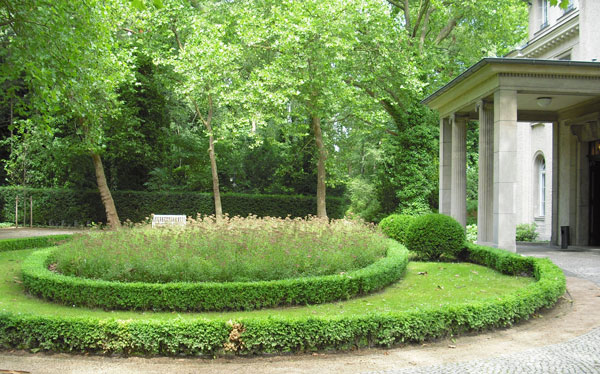 Der Vorgarten der Gedenkstätte