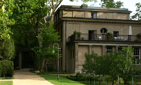 Der Blick vom Garten auf die Villa