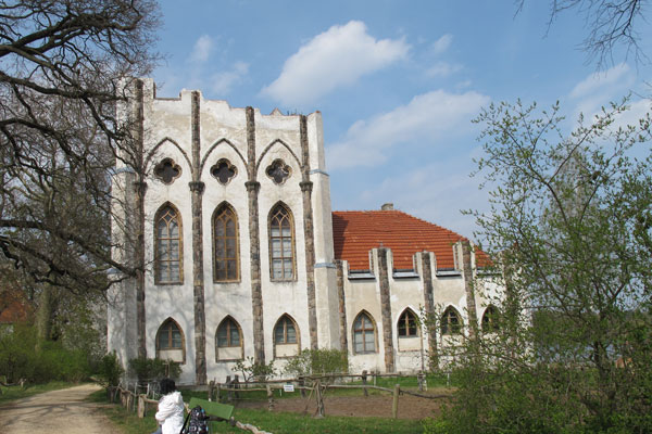 Die Meierei im Stil einer gotischen Kirche