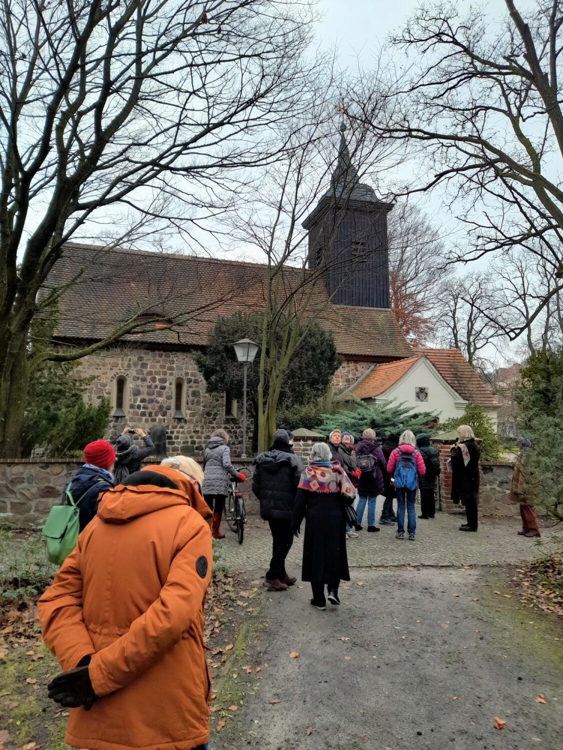 Gruppe von Teilnehmenden des 2. Kulturspaziergangs vor der Dorfkirche Lichterfelde