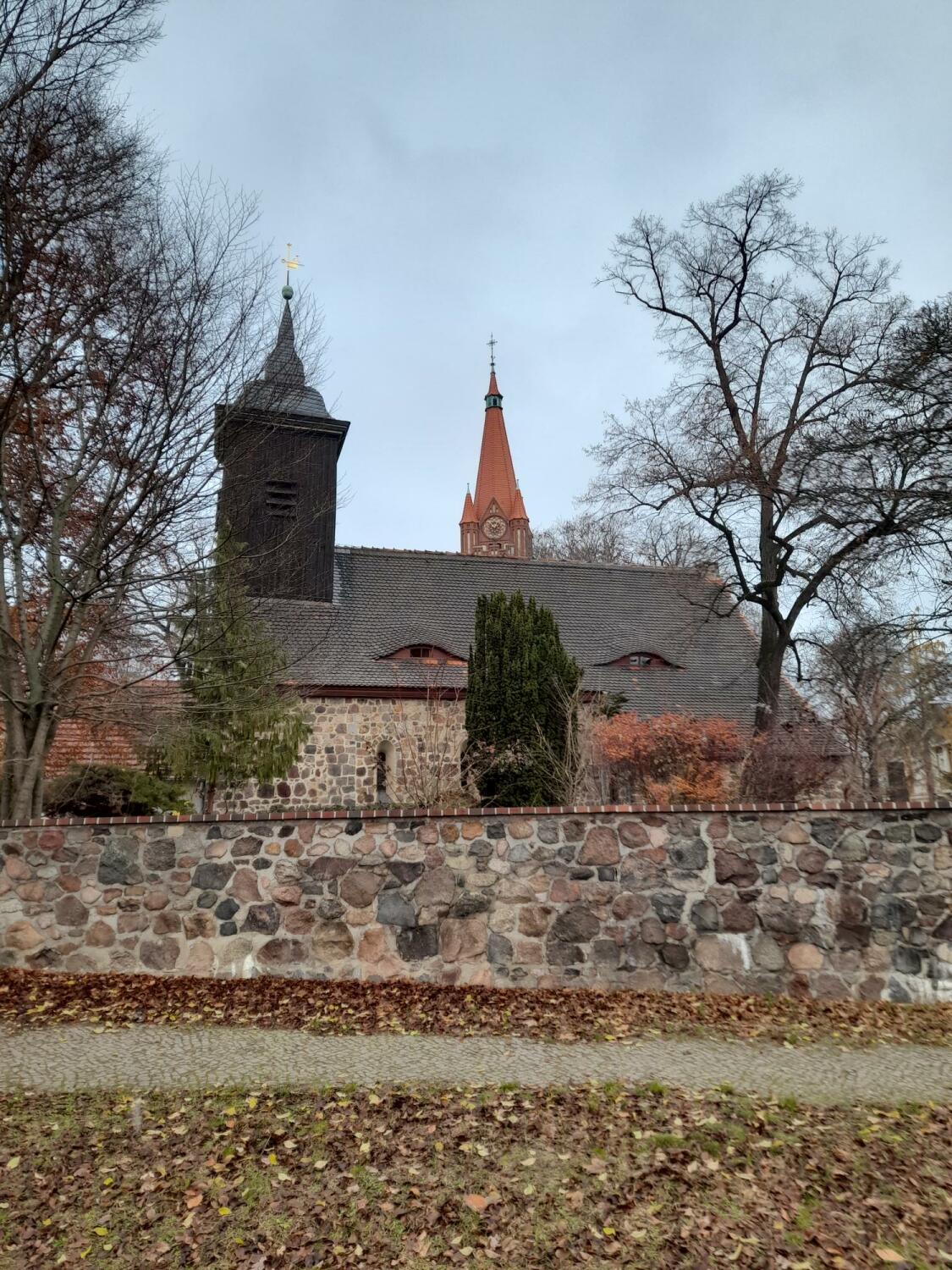 Dorfkirche Lichterfelde mit Kirchturm der Pauluskirche Lichterfelde im Hintergrund