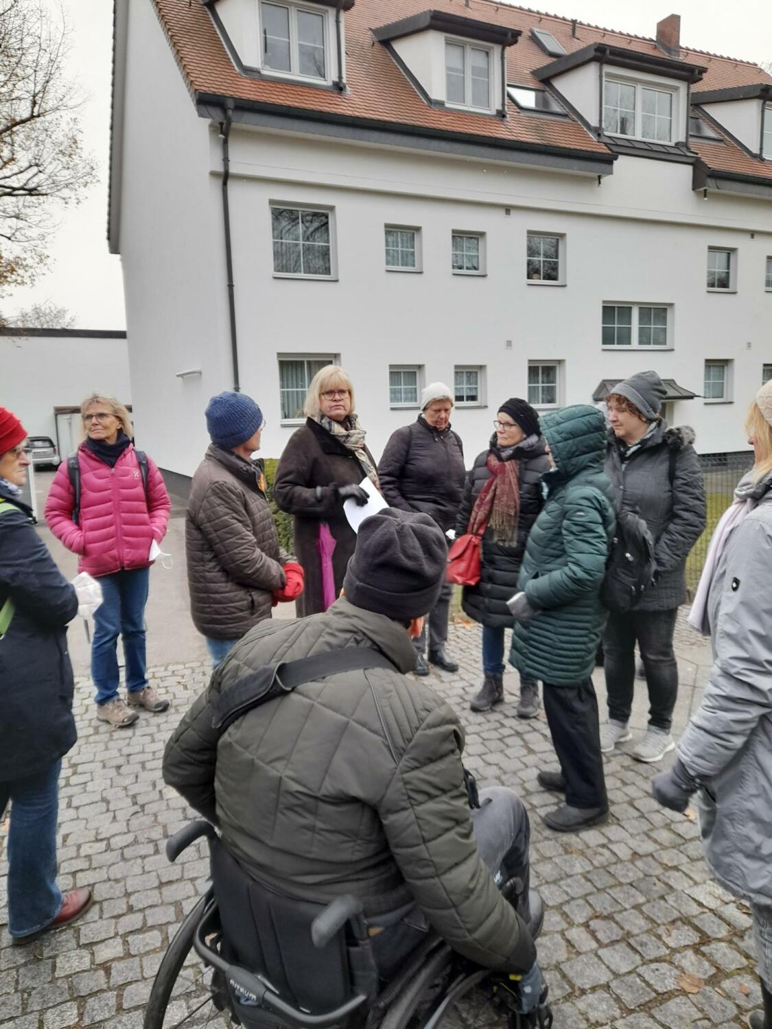 Gruppe von Teilnehmenden des 2. Kulturspaziergangs
