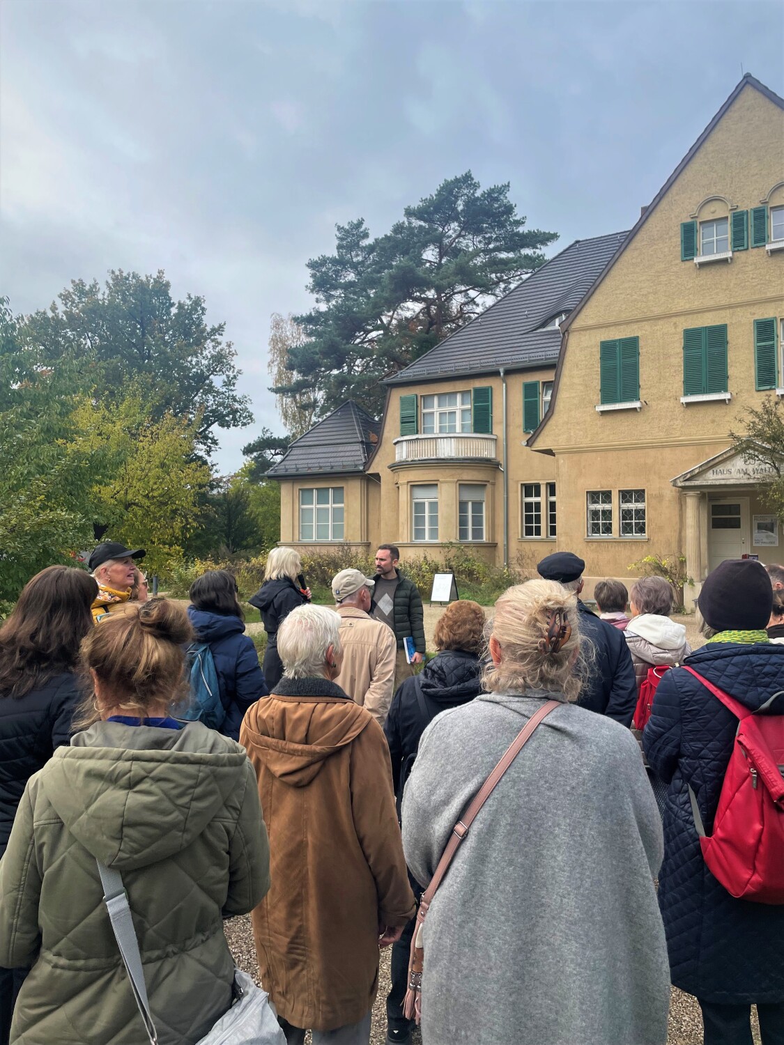 Die Teilnehmenden werden vor dem Haus am Waldsee empfangen