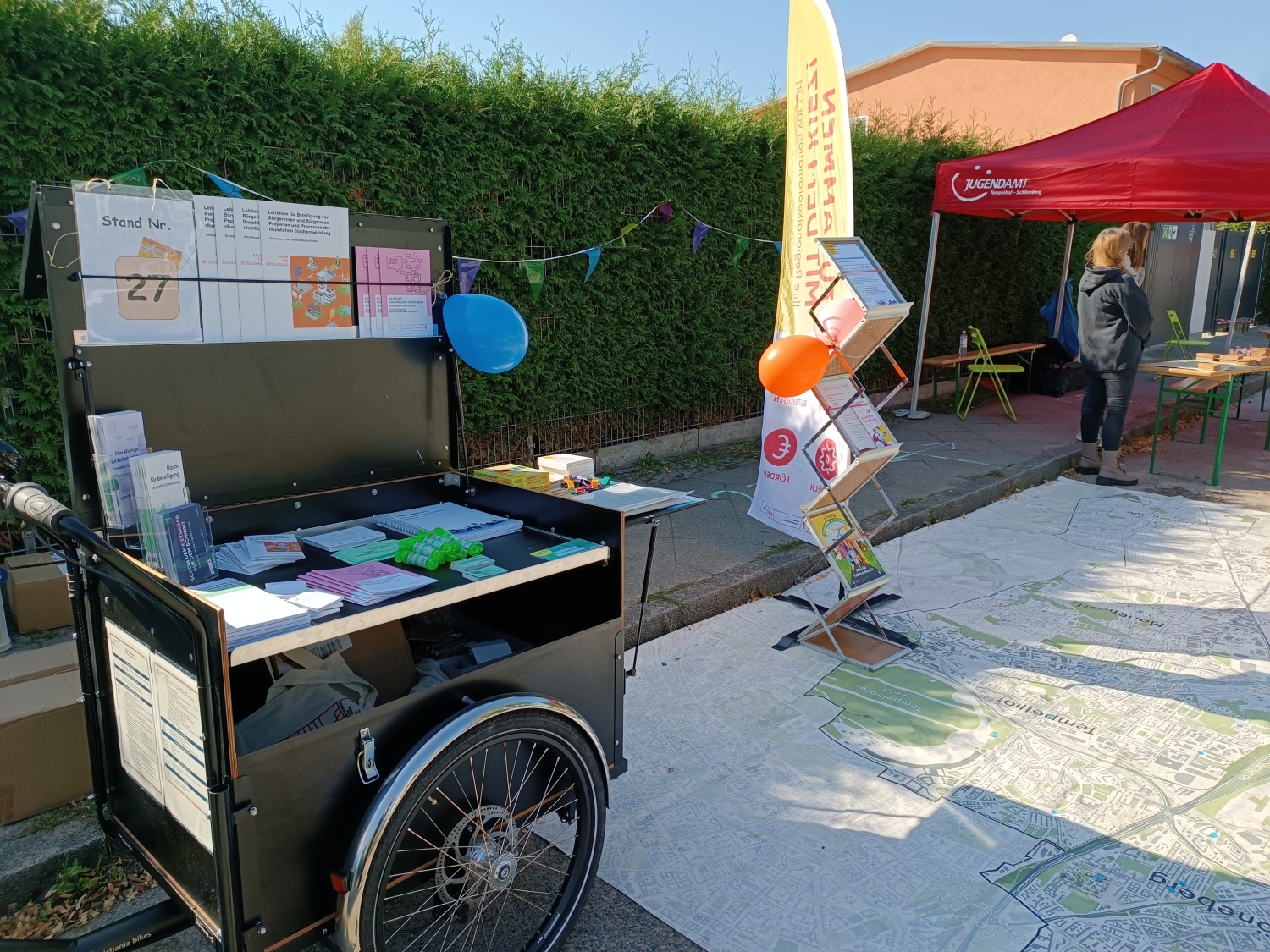 Auf einem Lastenrad werden Informationsmaterialien präsentiert