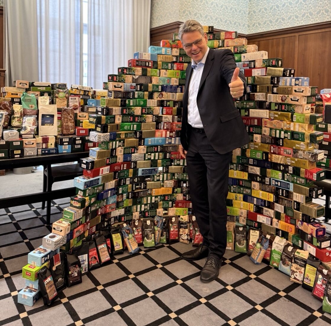 Bezirksbürgermeister Jörn Oltmann mit dem gesammelten Kaffee im Rathaus Schöneberg für die Kaffeewette 2025