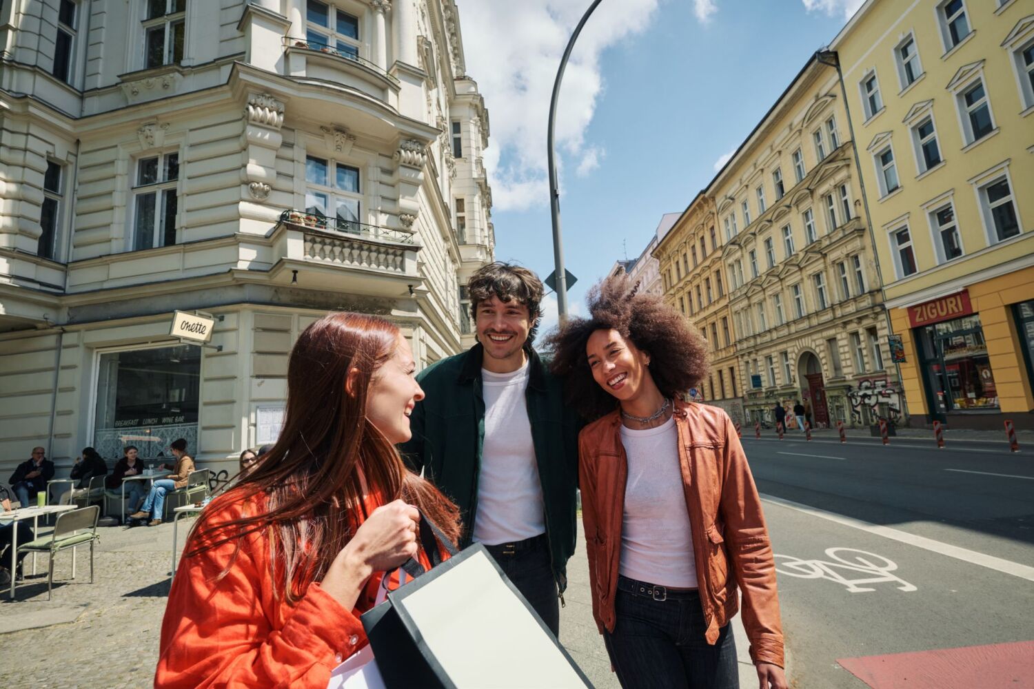 drei junge Menschen laufen durch eine Straße