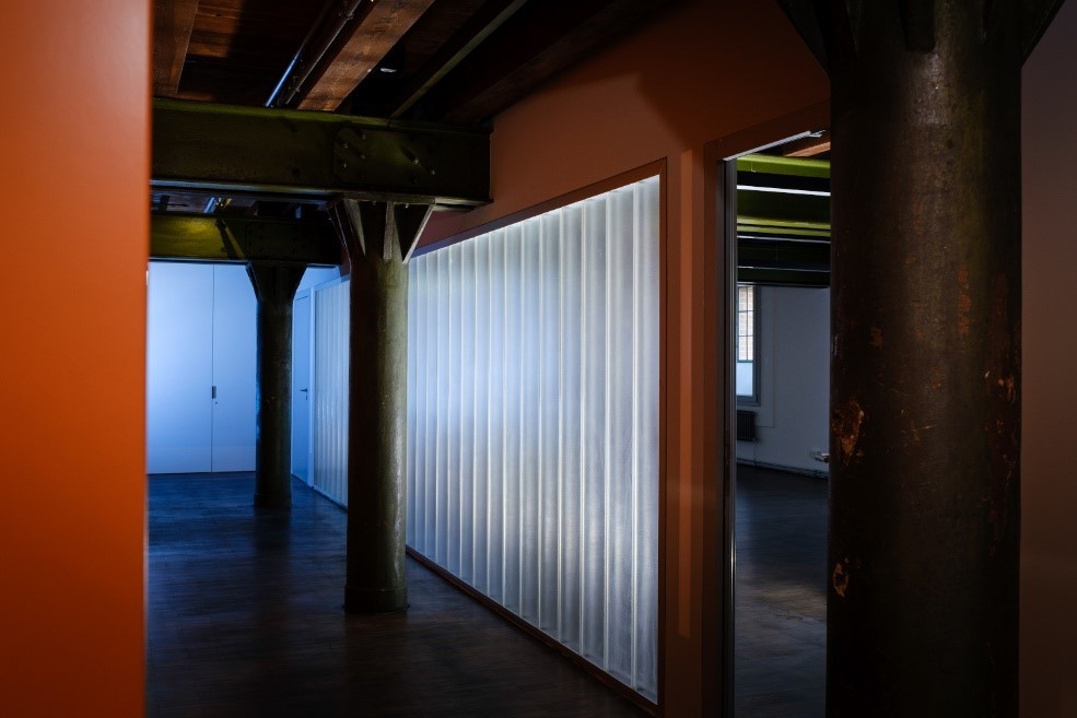 Ein Raum mit Plexiglaswänden und Säulen