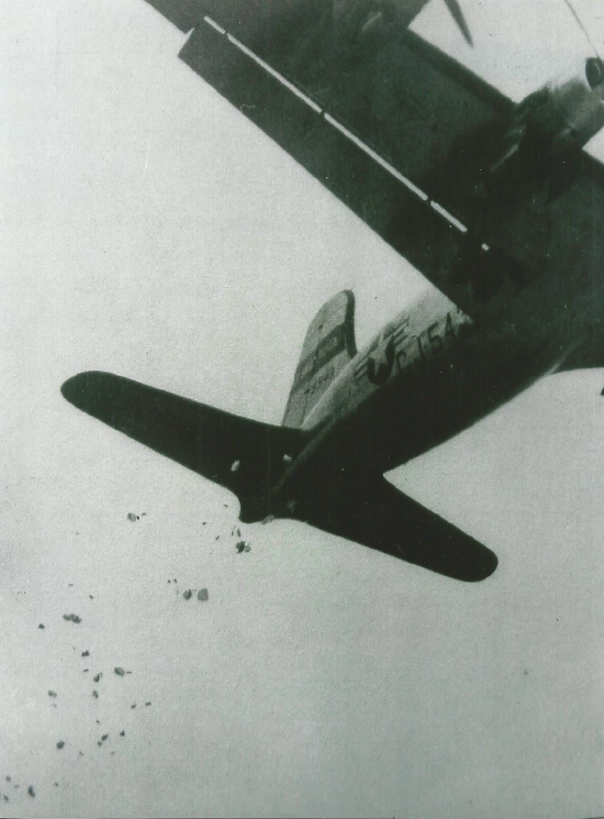 Aus einem Flugzeug wird etwas abgeworfen.