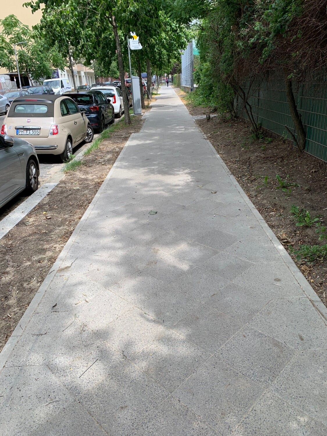 ein frisch gepflasterter Gehweg