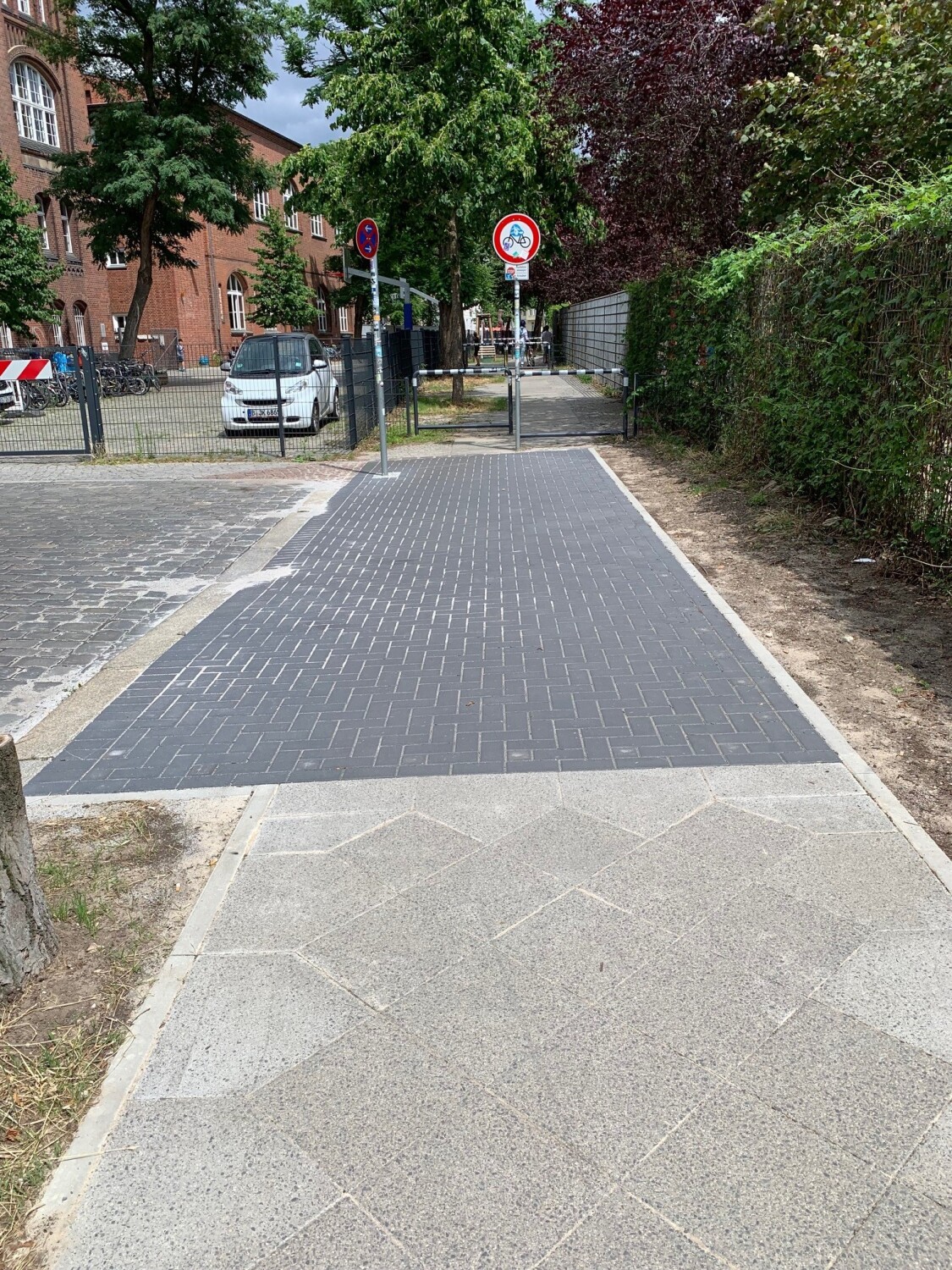 ein frisch gepflasterter Wendebereich für Fahrzeuge