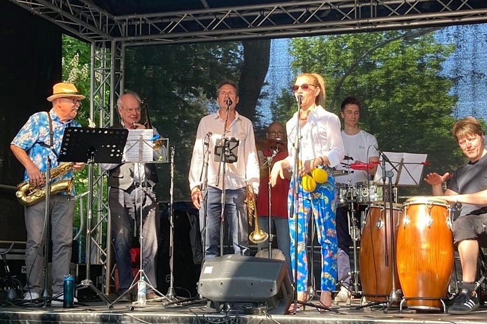 eine Band auf einer Bühne