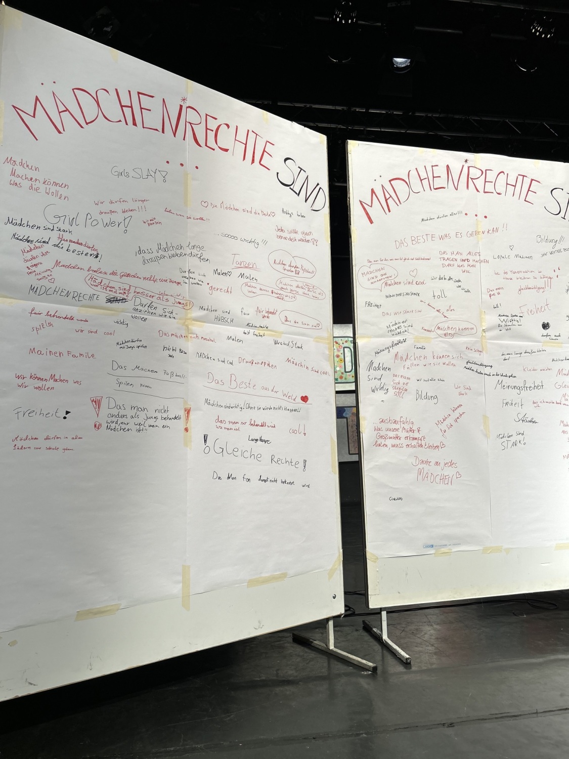 Auf zwei großen Tafeln sind unter der Überschrift "Mädchenrechte sind" viele Kommentare runtergeschrieben.
