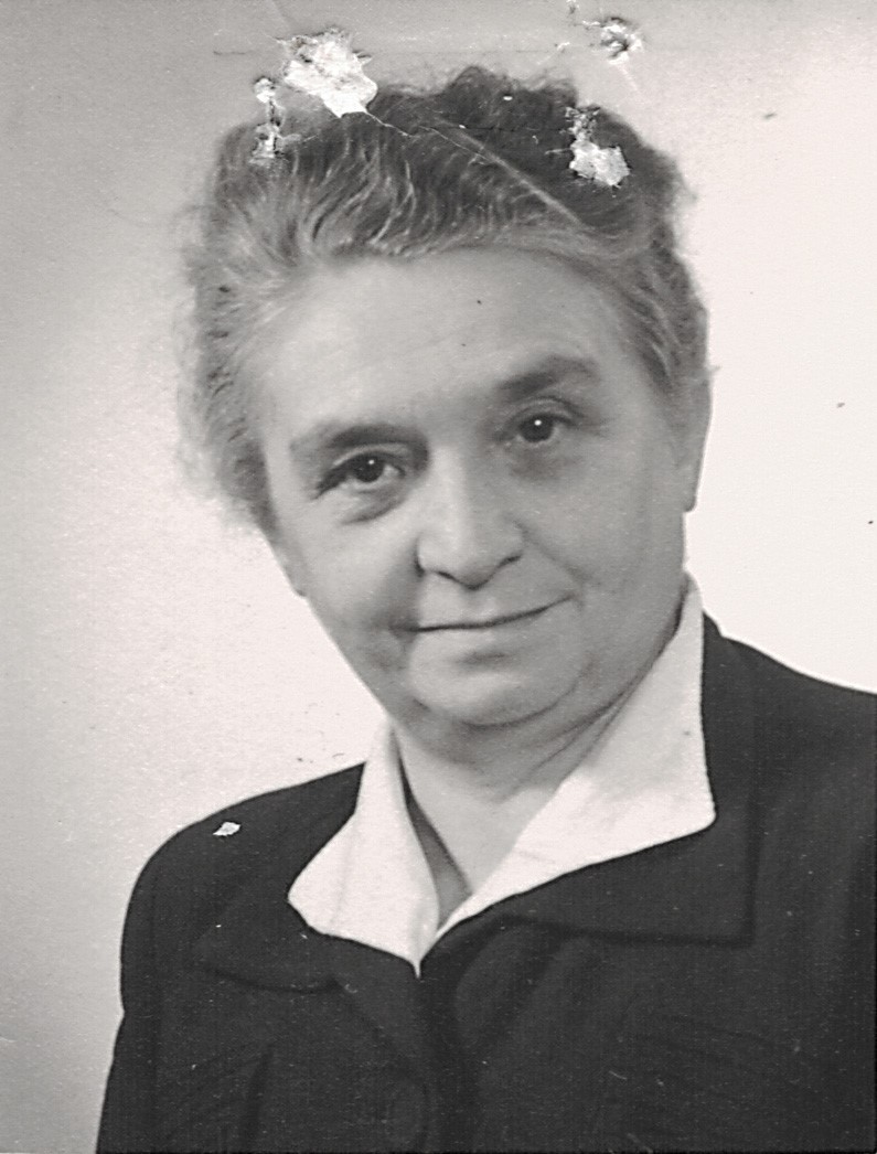 Schwarzweiß-Fotografie von einer älteren Frau