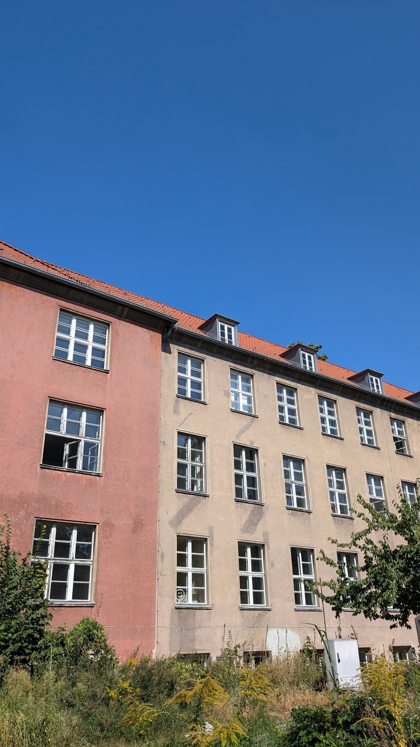 Außenansicht eines mehrstöckigen Gebäudes.