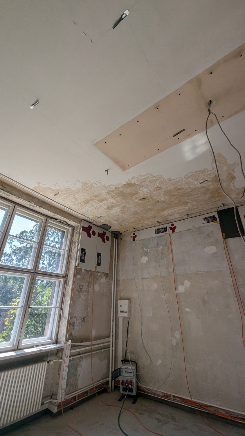 Ein Raum, in dem Bauarbeiten stattfinden.