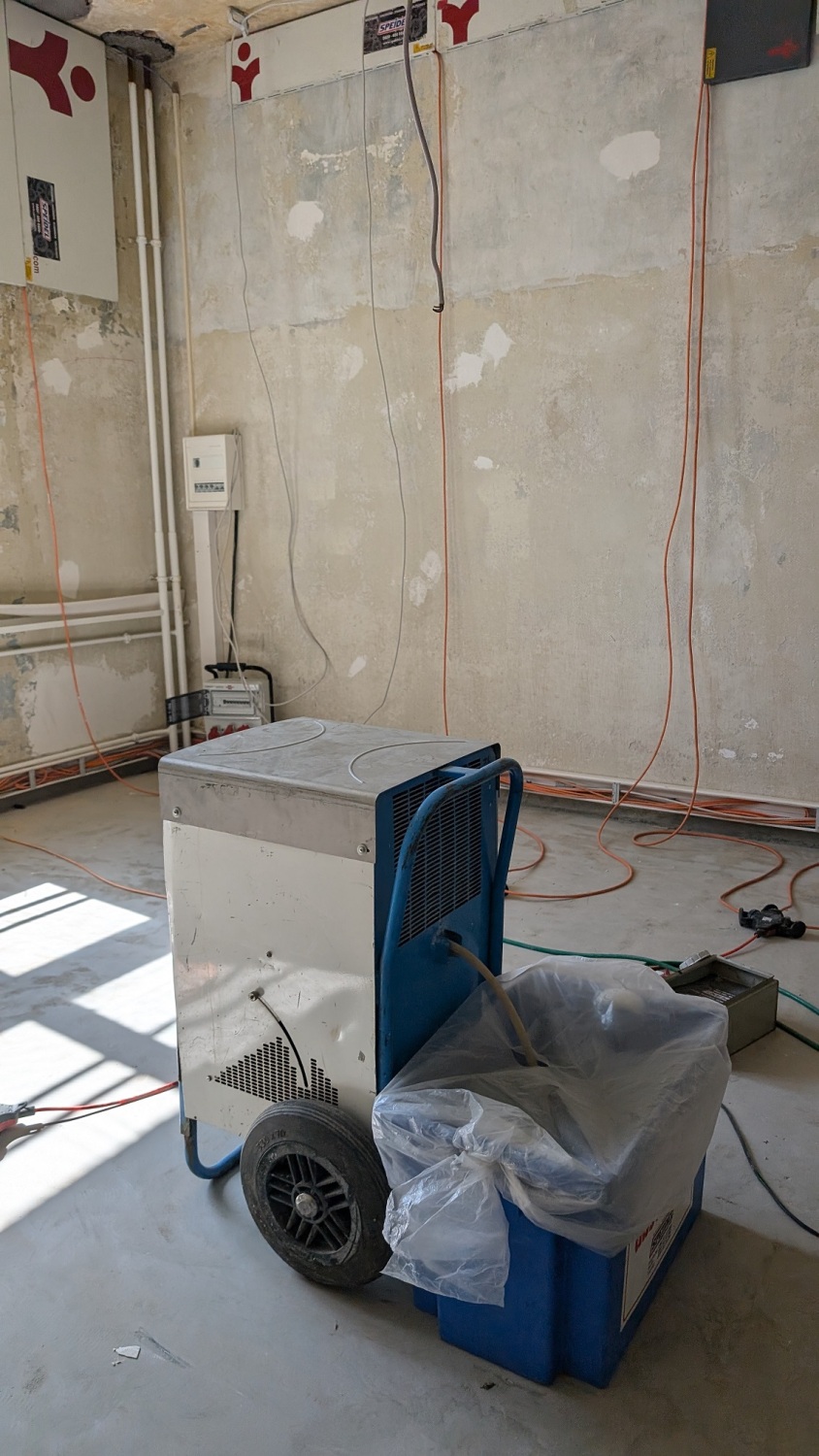 Ein Trocknungsgerät steht in einem Raum.