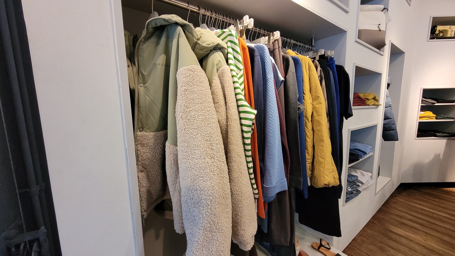 In einem Laden hängt Kleidung.