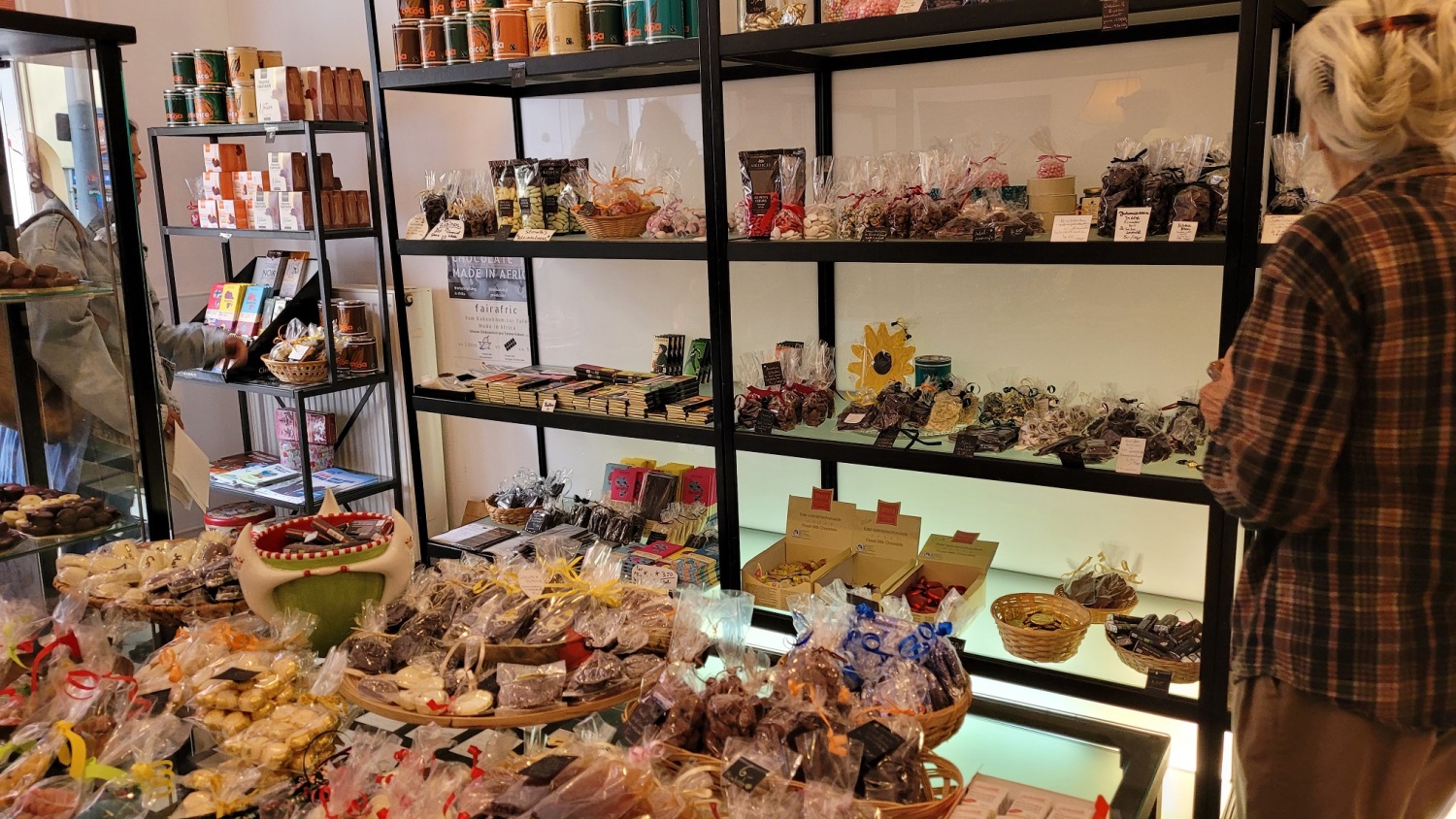 In einem Laden sind auf Tischen und Regalen Süßigkeiten aus Schokolade ausgebreitet.