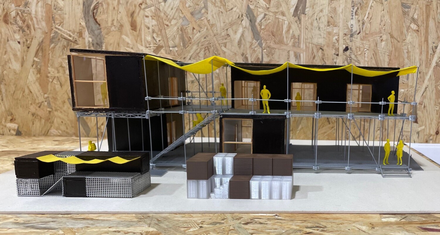 Modell eines zweistöckigen Gebäudes, das aus Containern besteht.