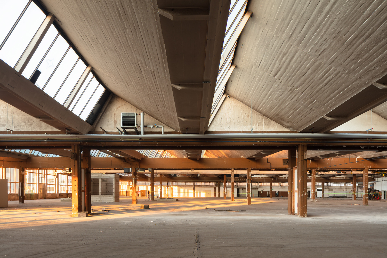 Eine große, leere Halle