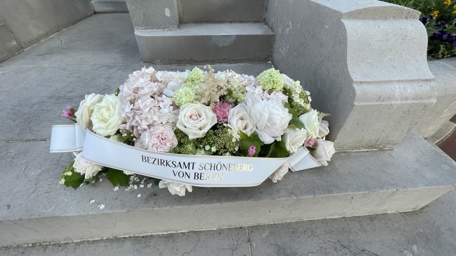 Ein Kranz mit einem Band, auf dem Bezirksamt Schöneberg von Berlin steht.