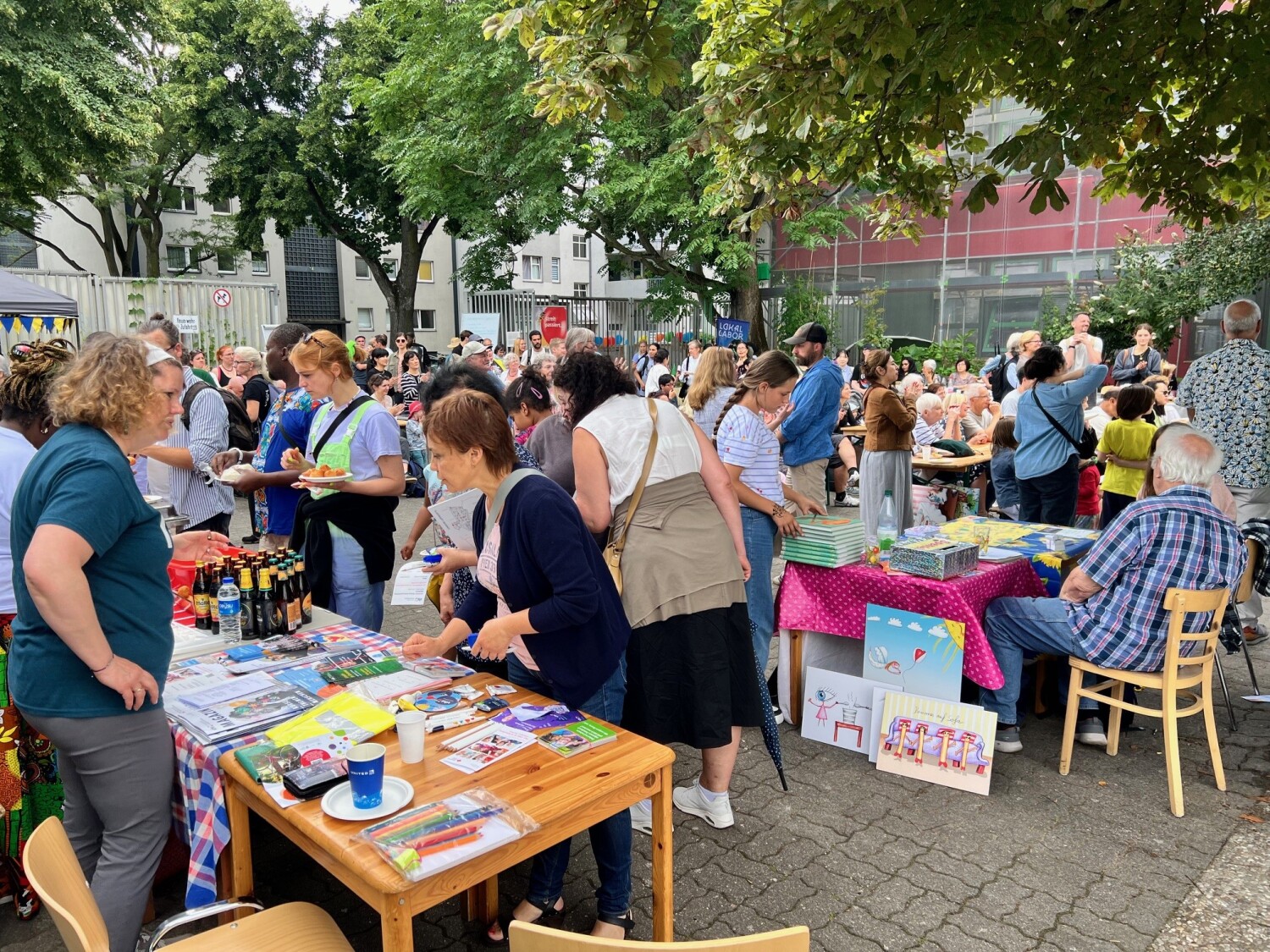 Viele Menschen, die auf einem Platz an Ständen stehen.