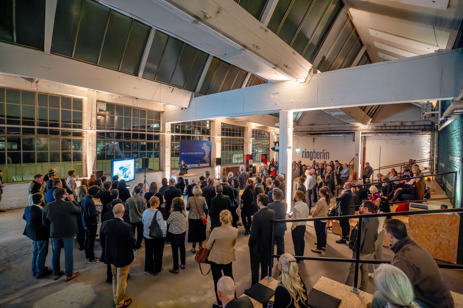 Teilnehmende stehen in einer großen Halle