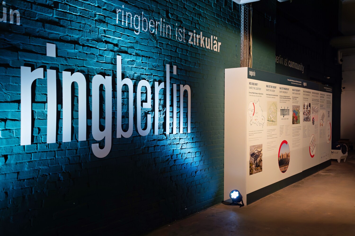 Beleuchtete Wand mit der Aufschrift "ringberlin"