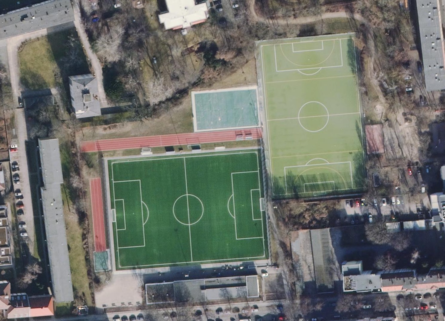 Luftbild eines Sportplatzes mit drei Feldern.