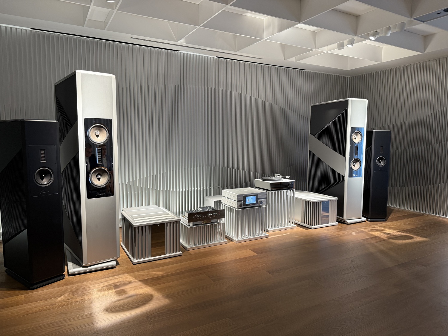 Mehrere unterschiedliche Audiogeräte stehen in einem Raum.
